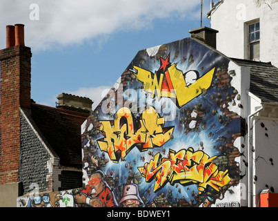 Bunten Graffiti als ein Kunstwerk auf der Seite eine Wand auf Haus in Brighton Stockfoto