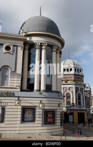 Das Alhambra Theatre und das alte verfallene Odeon Cinema (Bradford Live Venue) im Hintergrund - Bradford, West Yorkshire, England, Großbritannien. Stockfoto