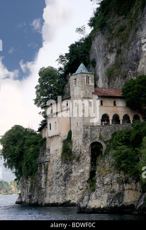 Die Einsiedelei der Heiligen Katharina am Ufer des Lago Maggiore in Norditalien Stockfoto