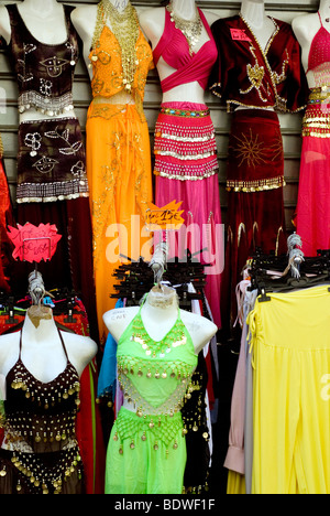 bunte Bauchtanz Kostüme zum Verkauf auf dem Markt der Marche Saint-Pierre, Montmartre Paris hängen Stockfoto