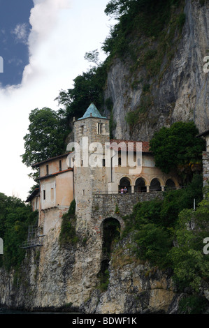 Die Einsiedelei der Heiligen Katharina am Ufer des Lago Maggiore in Norditalien Stockfoto