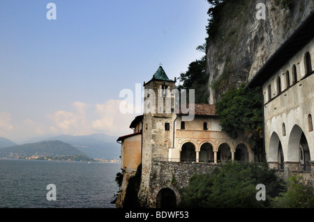 Die Einsiedelei der Heiligen Katharina am Ufer des Lago Maggiore in Norditalien Stockfoto