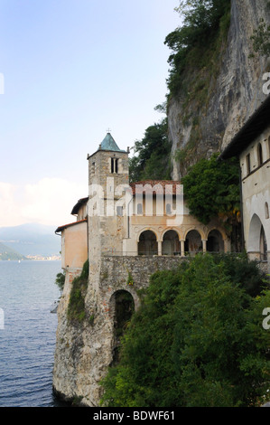 Die Einsiedelei der Heiligen Katharina am Ufer des Lago Maggiore in Norditalien Stockfoto