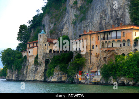 Die Einsiedelei der Heiligen Katharina am Ufer des Lago Maggiore in Norditalien Stockfoto