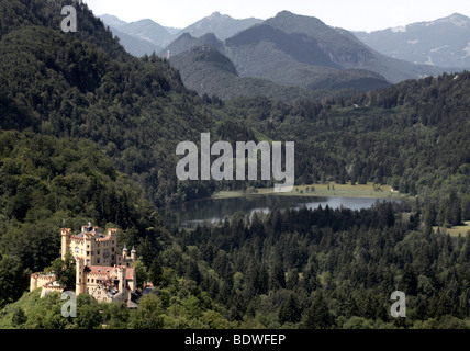 Blick auf Schloss Hohenschwangau und den Schwansee in Füssen, Bayern, Deutschland, Europa Stockfoto