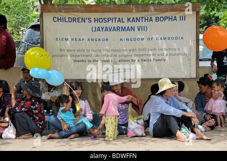 Mütter und Kinder vor dem Krankenhaus Jayavarman VII des Schweizer Arztes Dr. Beat Richner, eine große Prävention und er Stockfoto