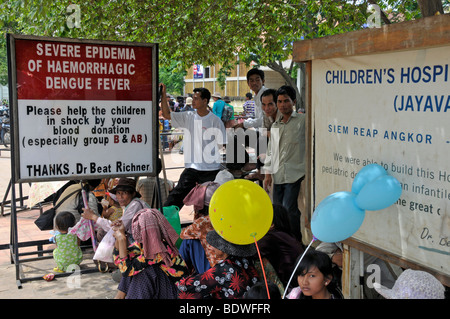 Mütter und Kinder vor dem Krankenhaus Jayavarman VII des Schweizer Arztes Dr. Beat Richner, eine große Prävention und er Stockfoto