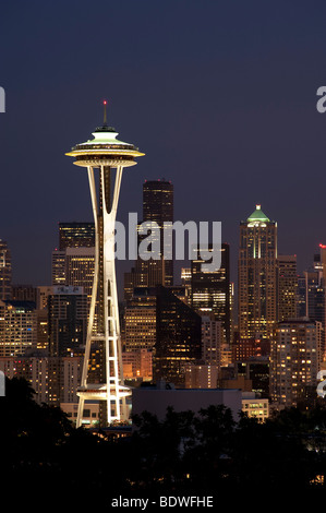 Retro-Bild von Space Needle und Downtown Seattle bei Nacht und Stadtlichtern, Washington State Stockfoto