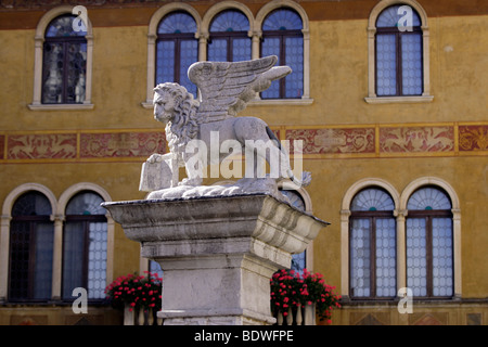 Geflügelte Löwe Skulptur, Symbol der Region Veneto, Bassano del Grappa, Veneto, Italien, Europa Stockfoto