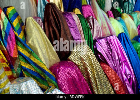 exotisch bunten Stoffen auf Verkauf im Ladengeschäft Tuchmacher in der Straßenmarkt von Marche-Saint-Pierre, Montmartre, Paris. Stockfoto