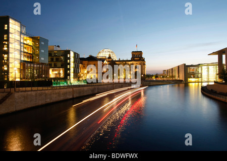 Reichstagsgebäude bei Dämmerung, Regierungsviertel, Berlin, Deutschland, Europa Stockfoto