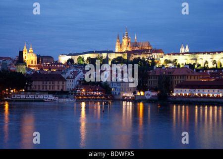 Prager Burg bei Nacht, St. Vitus Cathedral, Hradschin, Prag, Böhmen, Tschechische Republik, Osteuropa Stockfoto