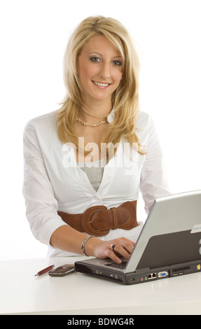 Junge blonde Frau mit einem laptop Stockfoto