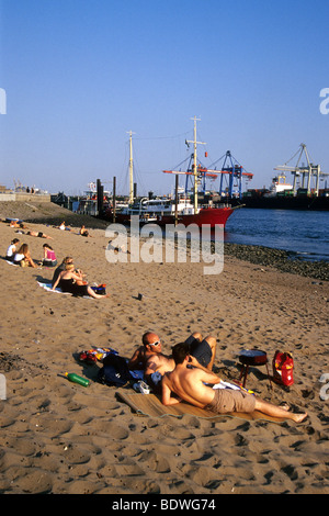 Menschen am Strand der Elbe, im Hintergrund das historische Museum Övelgönne, Riverr der Elbe und den Hamburger Hafen, Hanse Stockfoto