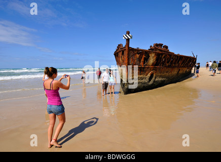 Touristen am Wrack der ehemaligen Luxusliner SS Maheno, 70 - 5 Mile Beach, UNESCO Weltnaturerbe, Fraser Stockfoto