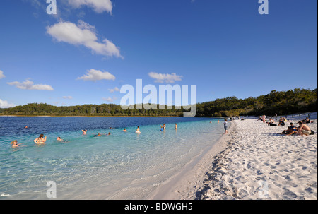 Touristen, die Schwimmen im Lake McKenzie, UNESCO Weltnaturerbe, Fraser Island, Great Sandy Nationalpark, Queensland, A Stockfoto