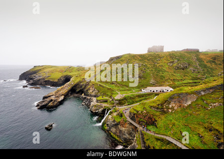 Schroffe Felsen mit dem Camelot Castle Hotel an der Küste von Tintagel, Cornwall, England, UK, Europa Stockfoto