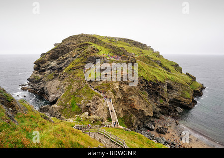 Blick auf die Halbinsel mit den Resten der Burg Tintagel, Cornwall, England, UK, Europa Stockfoto