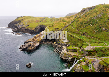 Schroffe Felsen an der Küste von Tintagel, Cornwall, England, UK, Europa Stockfoto