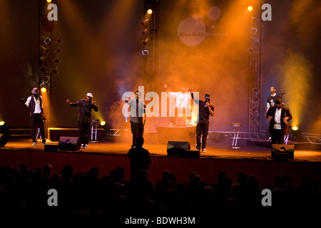 Den USA A-cappella-Band Naturally 7 live auf das Blue Balls Festival im Konzertsaal des KKL Veranstaltungsortes in Luzern, richtet Stockfoto