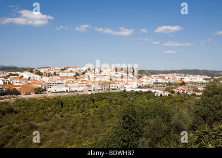 Blick auf die Stadt mit Schloss, Dom, römische Brücke und der Sandstein gefertigt Castelo Dos Mouros des 9. bis 12. Jahrhundert, Silves, Po Stockfoto