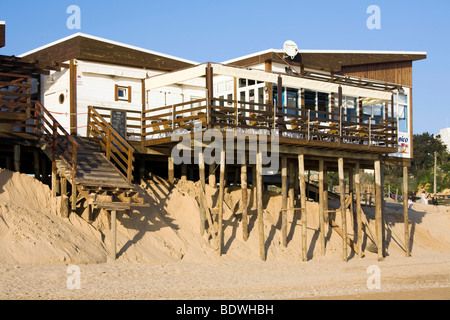 Bodenerosion, Beachbar am Spieße fast weggespült am Meer im Sand von Algarve, Praia Alvor, Portugal, Europa Stockfoto