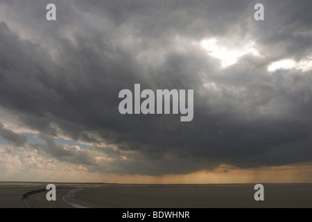 Dunkle Wolken, Priel auf der Nordsee Insel Juist, Niedersachsen, Deutschland, Europa Stockfoto
