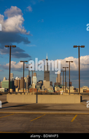 Gesehen von oben ein Parkdeck auf der West Side von Chicago, IL, der Willis Tower erhebt sich hoch über die berühmte Skyline. Stockfoto