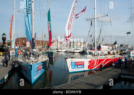 Yachten in Hull Marina Clipper Round the World Yacht Race 09-10 vorbereiten. Stockfoto