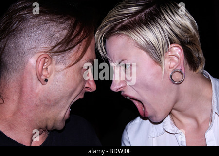 Paar schreien sich gegenseitig Stockfoto
