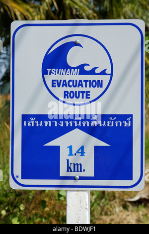 Tsunami Warnung Schild mit Flucht-und Rettungswegen, Evakuierung route, Khao Lak, Phuket, Thailand, Asien Stockfoto