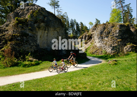 Radfahrer zwischen den Felsen im Wental-Tal in der Nähe von Steinheim bin Albuch, Baden-Württemberg, Deutschland, Europa Stockfoto