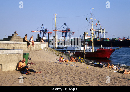 Menschen am Strand der Elbe, im Hintergrund das historische Museum Övelgönne, Riverr der Elbe und den Hamburger Hafen, Hanse Stockfoto