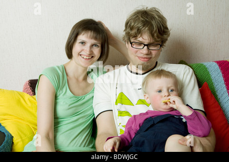 Perfekte junge Familienglück mit Papa, Mama und Sohn Spaß Stockfoto