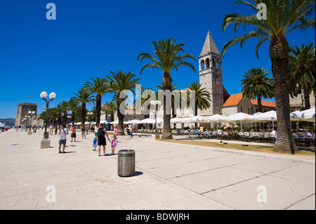 Uferpromenade von Trogir, auf der rechten Glockenturm der Kloster Kirche des Heiligen Dominikus, Trogir, Nord-Dalmatien, Kroatien Stockfoto