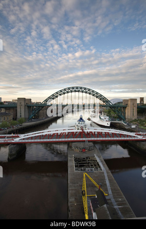 Die Drehbrücke und Tyne Bridge überqueren den Fluss Tyne zwischen Newcastle und Gateshead, von der High Level Bridge aus gesehen Stockfoto