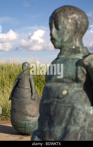 Die Weebles am kleinen Haven Beach in South Shields, Tyne and Wear.  Mit dem Titel "Conversation Piece".  Des spanischen Künstlers Juan Munoz Stockfoto