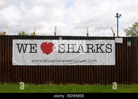 Wir Liebe Haie Zeichen außerhalb der Blue Planet Aquarium Cheshire Oaks in der Nähe von Chester, England Stockfoto