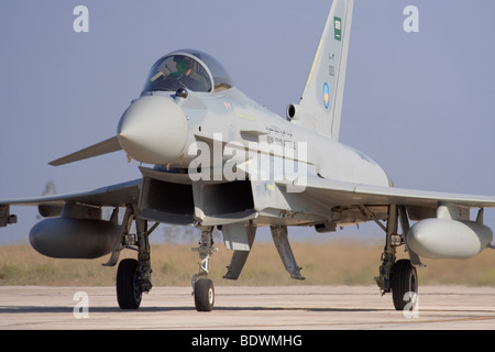 Fortschrittliche Technologie in der modernen Kriegsführung. Royal Saudi Air Force Eurofighter EF2000 Typhoon Jet-Kampfflugzeug. Nahaufnahme von vorne. Stockfoto