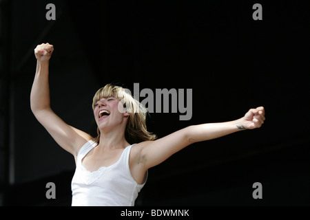 Mieze Katz, Sängerin der deutschen Pop und Rock band MIA. Live beim draußen Festival in Dielsdorf, Zürich, Schweiz Stockfoto