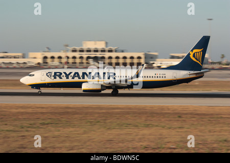 Ryanair Boeing 737-800 Düsenflugzeug in Fahrt während des Starts von Malta. Wirtschaft Flugreisen. Foto geschwenkt für Hintergrund motion blur Effekt. Stockfoto