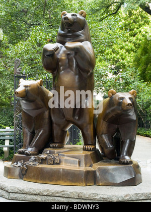 Nahaufnahme von der Gruppe Bären Statue im Central Park in New York City, USA Stockfoto