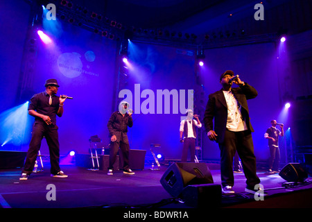Den USA A-cappella-Band Naturally 7 live auf das Blue Balls Festival im Konzertsaal des KKL Veranstaltungsortes in Luzern, richtet Stockfoto