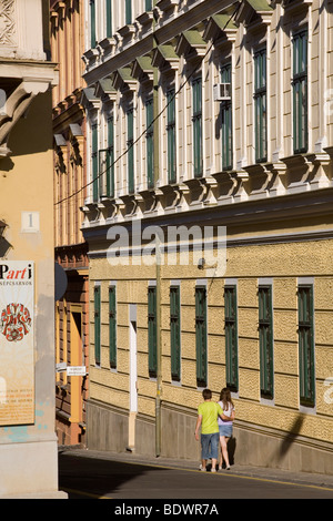 Ein paar gehen Sie eine typische Straße in Pecs, Ungarn Stockfoto