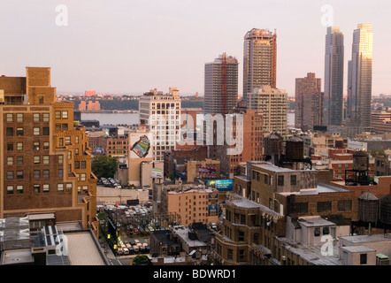 Am frühen Morgen Blick vom 25. Stock des New Yorker Hotels an der Ecke 8th Ave und 34th Street in Midtown Manhattan, USA Stockfoto