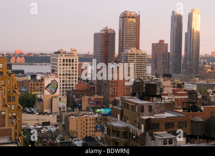 Am frühen Morgen Blick vom 25. Stock des New Yorker Hotels an der Ecke 8th Ave und 34th Street in Midtown Manhattan, USA Stockfoto