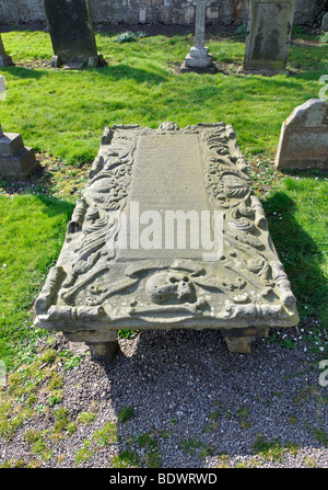 18. Jahrhundert Grabstein an der St. Cuthbert Pfarrkirche, Dalmeny, Schottland, Großbritannien. Stockfoto