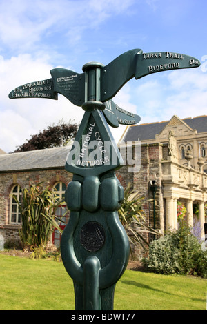 Ungewöhnliche geformte Wegweiser von National Cycle Network bei Barnstaple Devon England Stockfoto