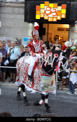 Straßenprozession, Cavalcata di Sant Oronzo, Piazza della Liberta, Old Town, Ostuni, Provinz Brindisi, Apulien Region, Italien Stockfoto