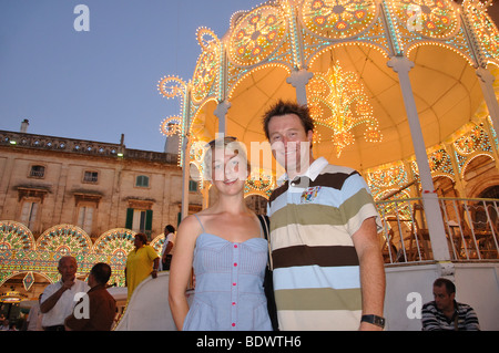 Paar mit Musikpavillon, Cavalcata di Sant Oronzo, Piazza della Liberta, Old Town, Ostuni, Provinz Brindisi, Apulien Region, Italien Stockfoto